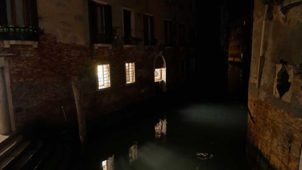 Kanaali ja ikkunat pimeässä, Venetsia. Junalla Euroopassa.