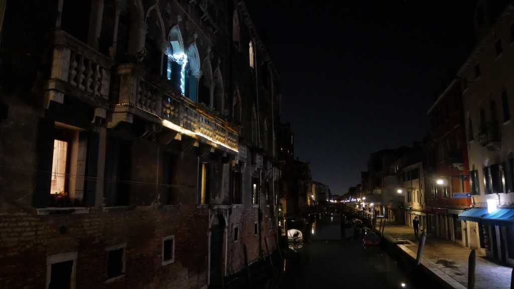 Venetsian jouluvaloja. Junalla Euroopassa.