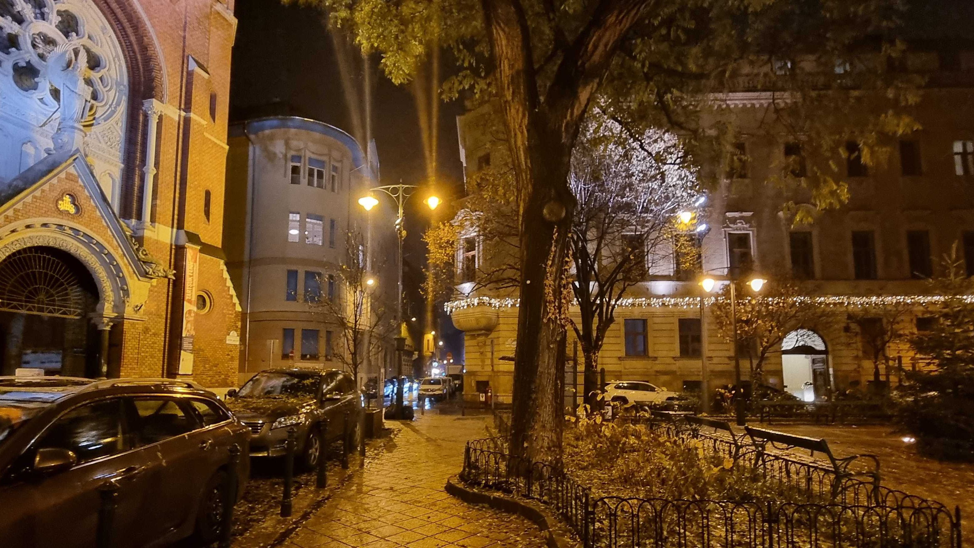 Sateinen Budapest, yömaisema