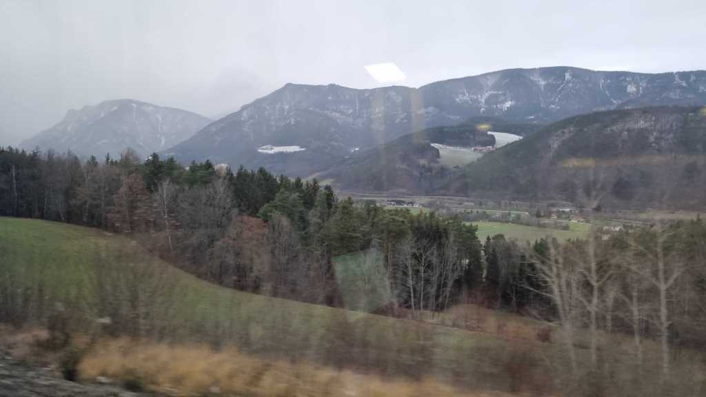 Näkymä Semmeringin reitillä. Junalla Euroopassa.