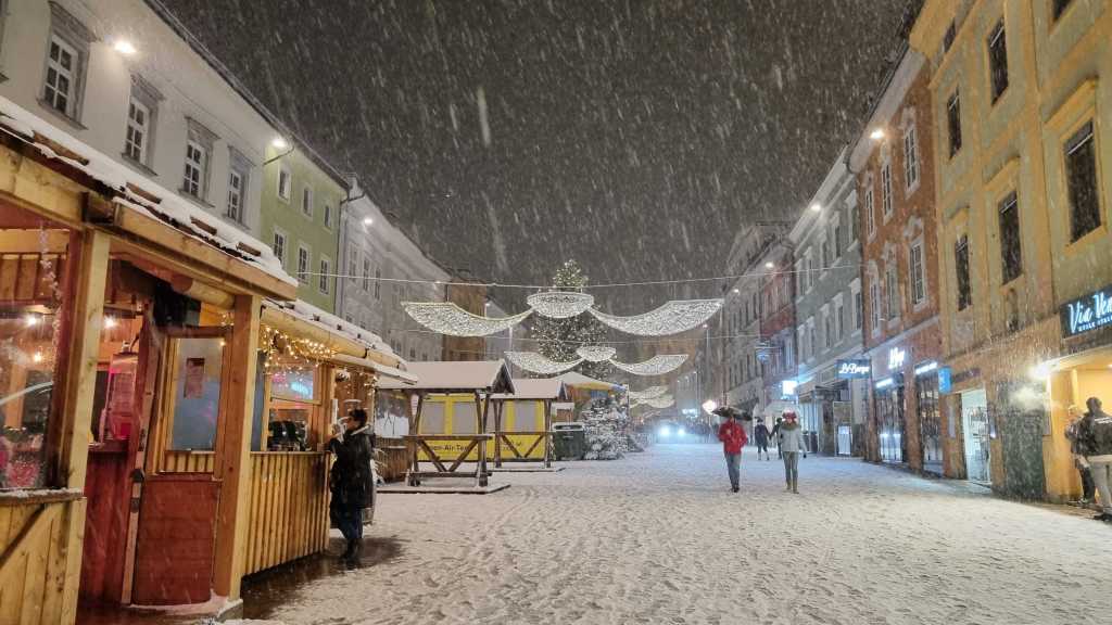 Villach lumisateessa - junalla Euroopassa